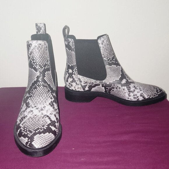 Treasure & Bond Gabriella Chelsea boot in a black and white snake print. Size 8 - Picture 3 of 9